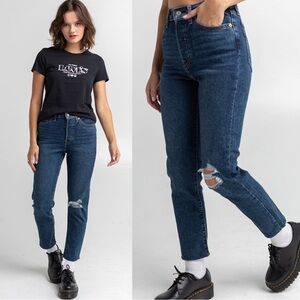 Levi’s • Wedgie Straight jeans distressed medium wash frayed hem ripped knee